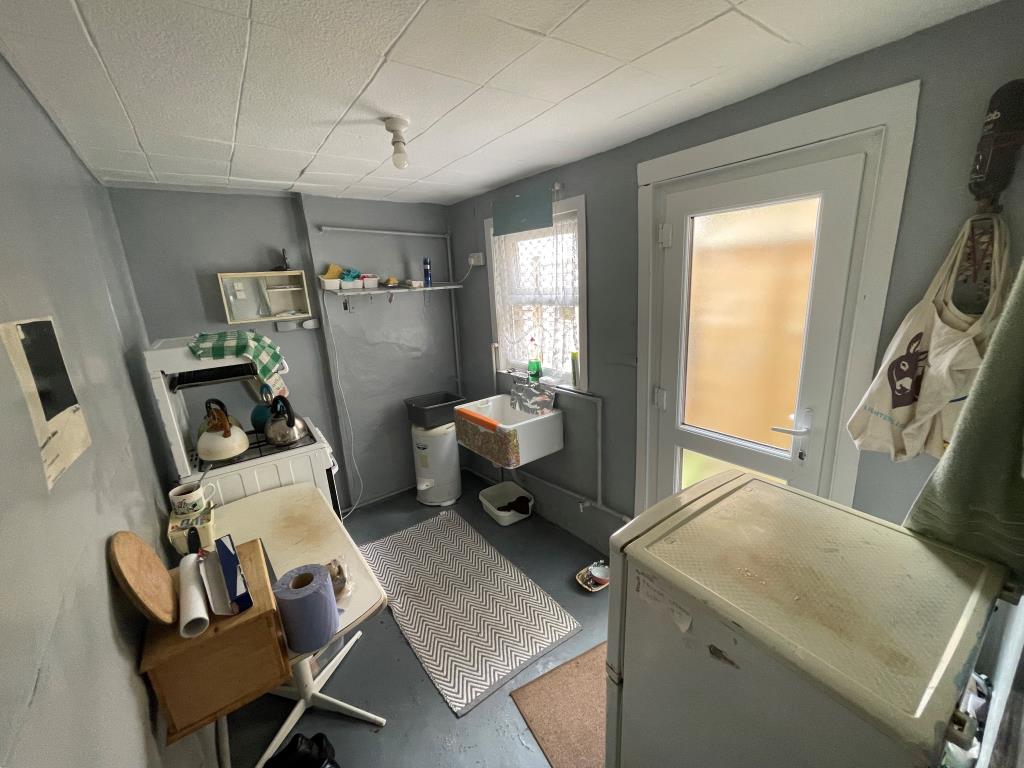 Lot: 10 - FREEHOLD MID-TERRACE HOUSE FOR INVESTMENT - Kitchen